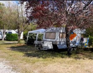 Parcela : coche +tienda/caravana o camping car 2/6 personas con electricidad