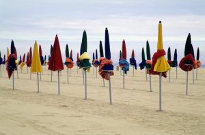 plage deauville avec parasols colorés
