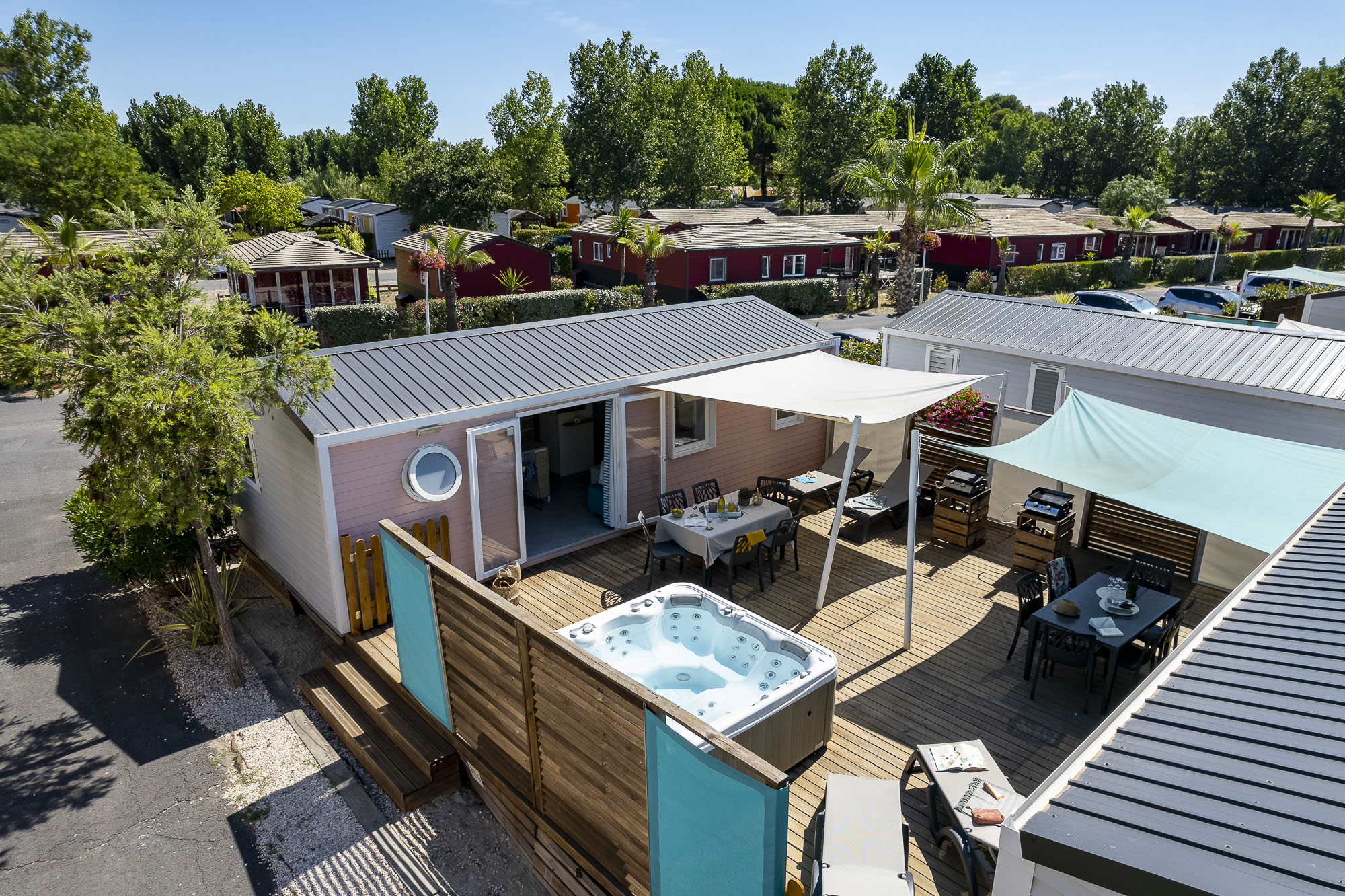 Terrasse double et spa privatif du Caïcos Spa Tribu — Camping Californie Plage