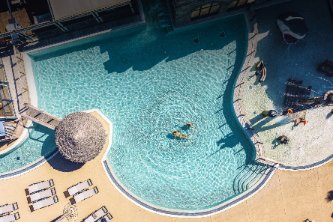 Espace aquatique avec solarium - Camping Californie Plage