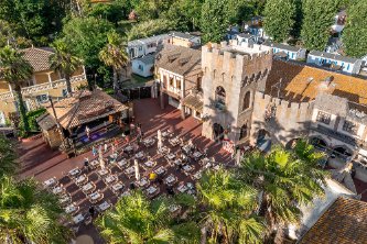 Cœur de village Camping Californie Plage - Boutique du Pirate et restaurant Le Black Pearl