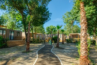 Vue large du camping Sunêlia Les Pins avec hébergements