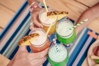 Bar et terrasse du camping Sunêlia Les Pins en soirée