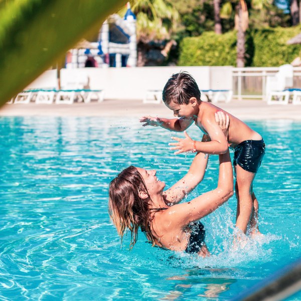 Parc aquatique chauffé du camping Sunêlia Les Pins avec piscine et toboggans Pentaglisse