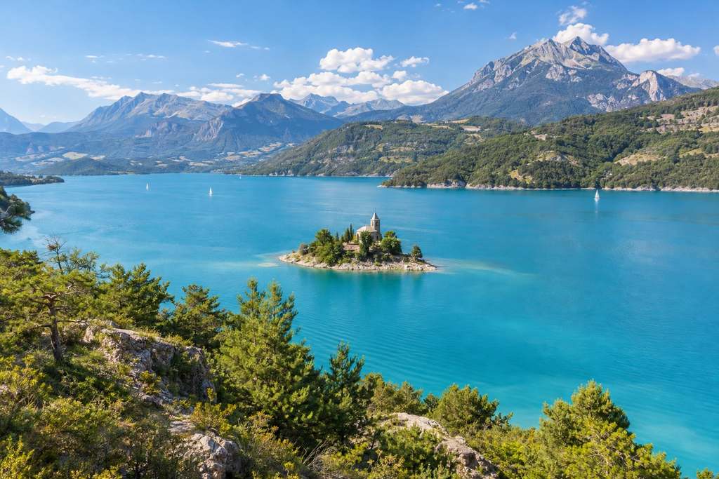 Lac de Serre-Ponçon : plages, activités et villages engloutis